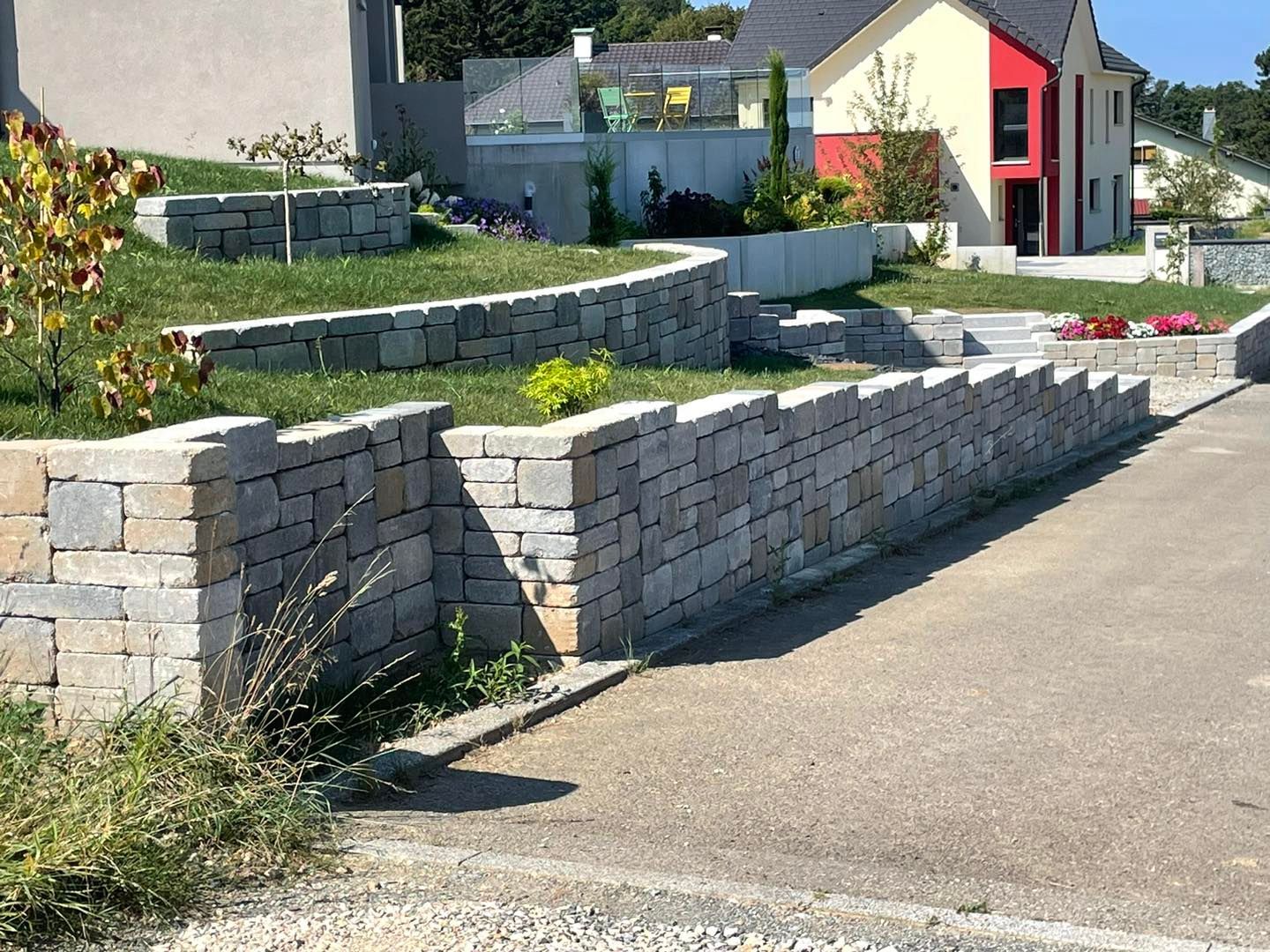 Murets en brique de pierre le long d'une route.