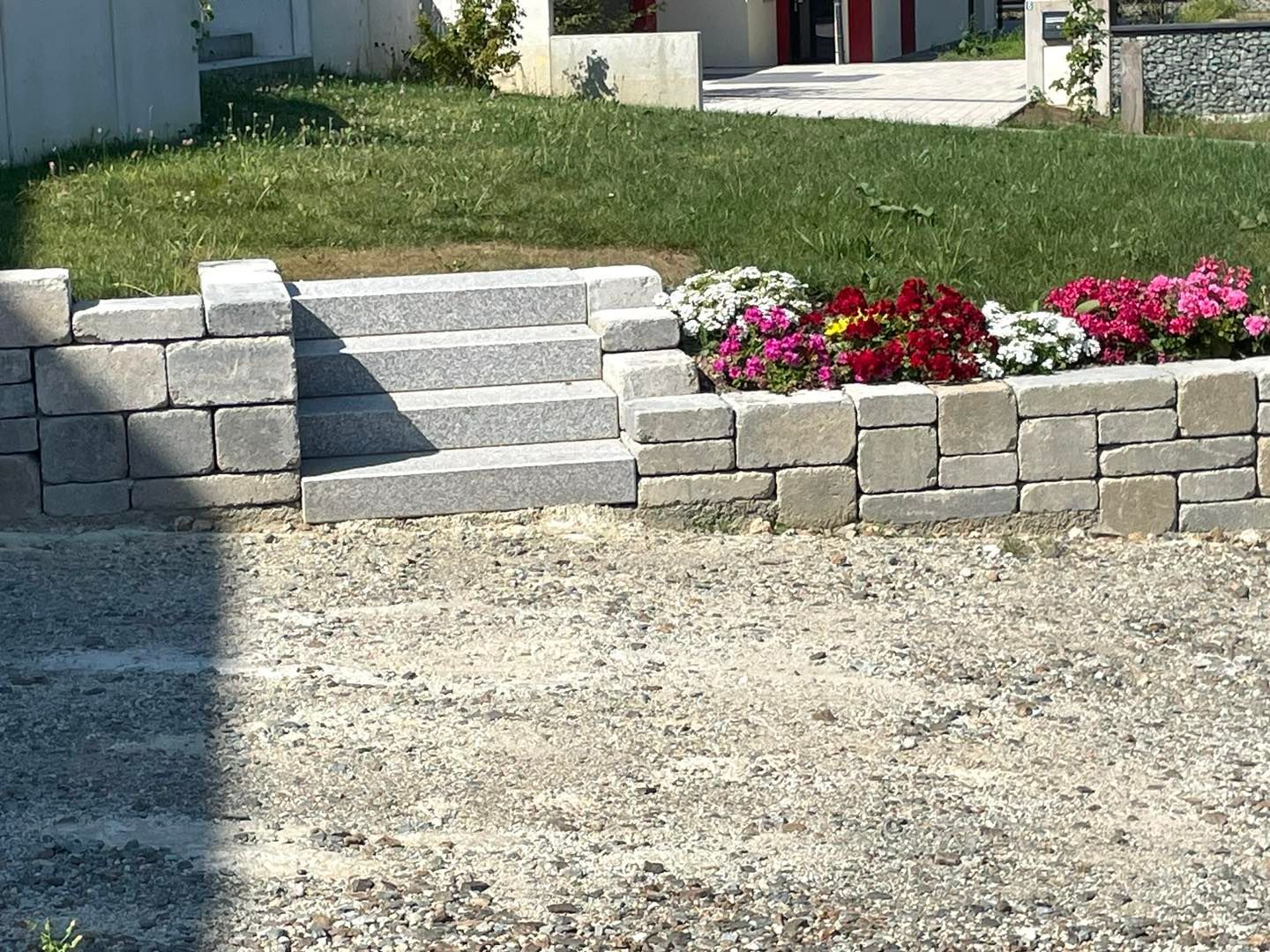 Petit escalier d'accès vers le jardin d'une habitation.
