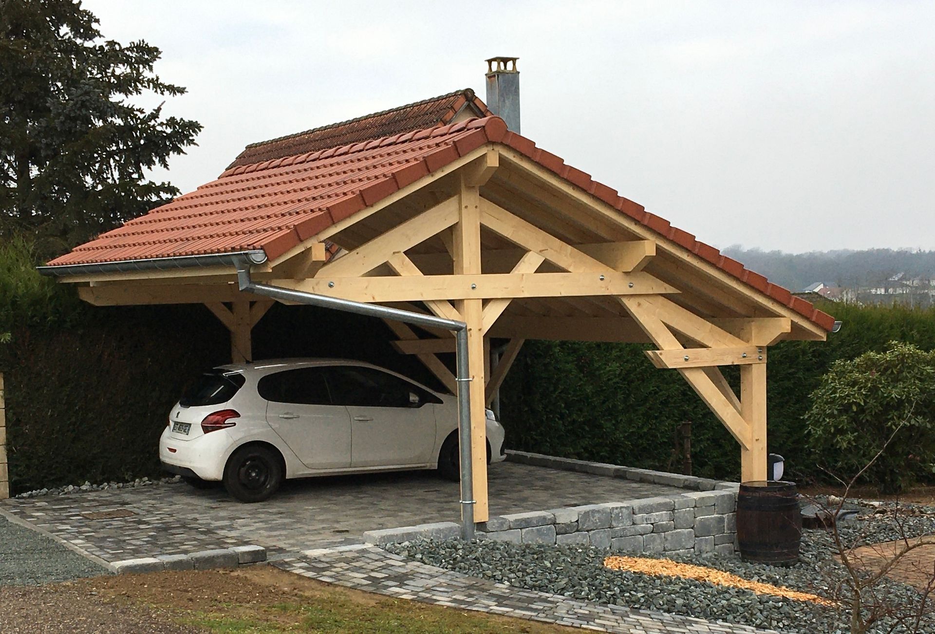 Carport avec voiture blanche