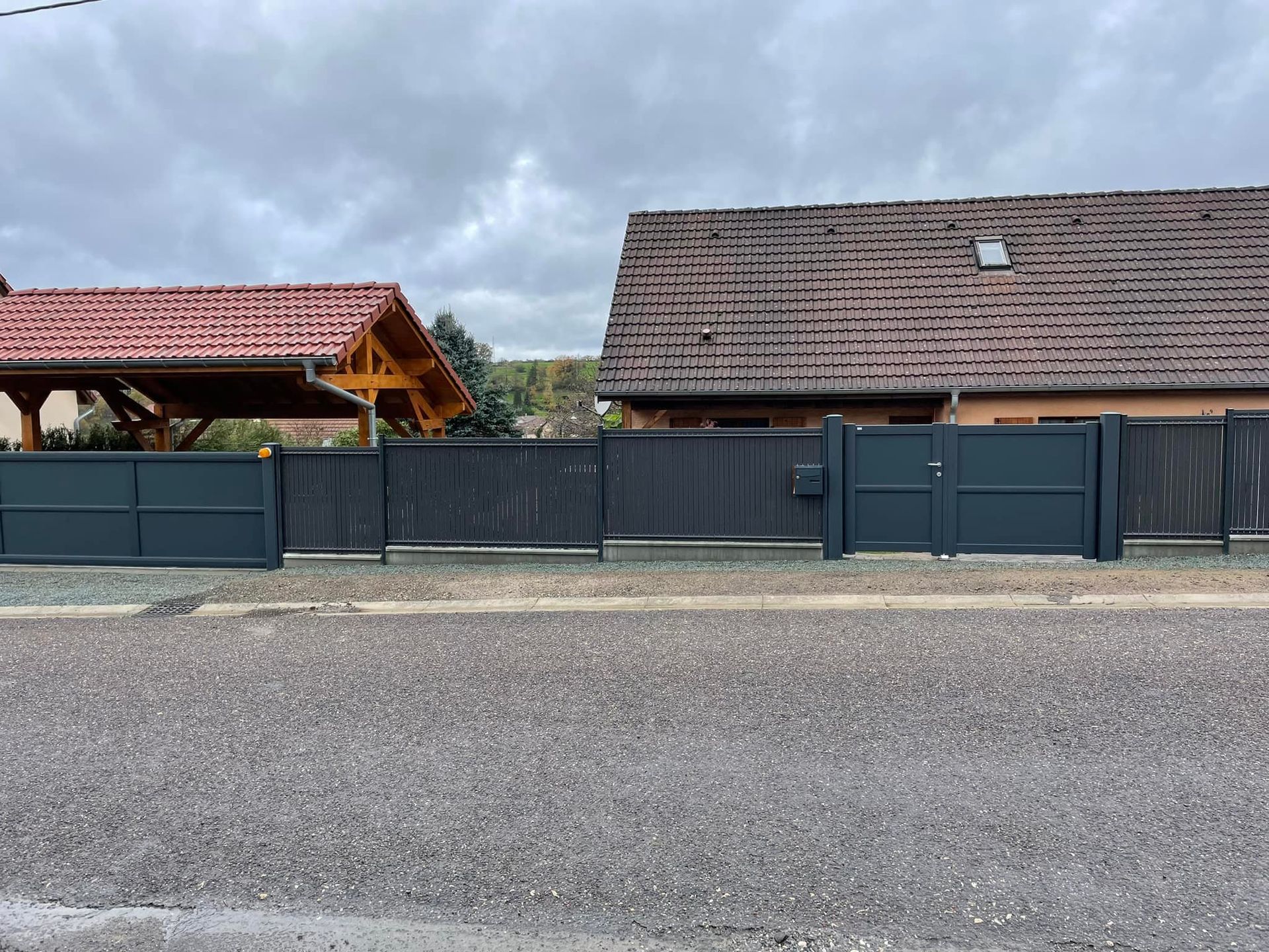 Clôture et son portail de couleur noir anthracite.