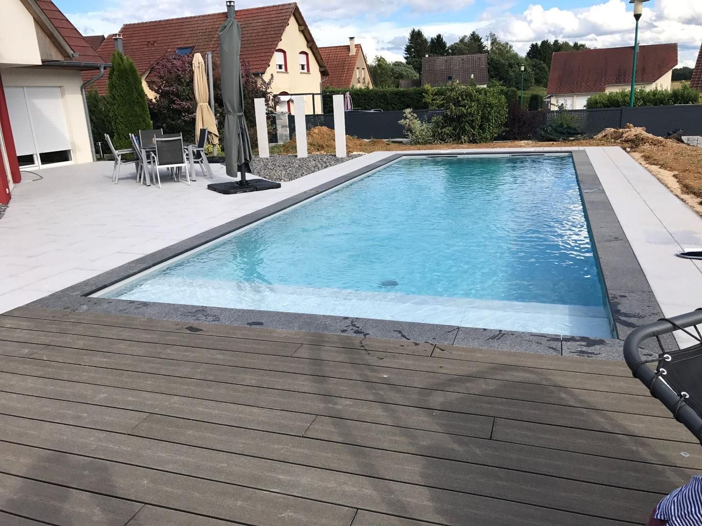 Aménagement de piscine en bois composite