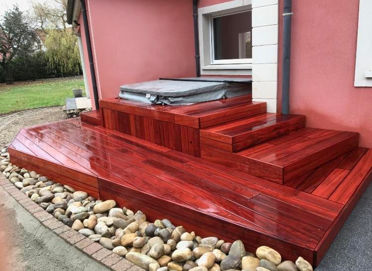 Escaliers en bois d'une entrée de maison