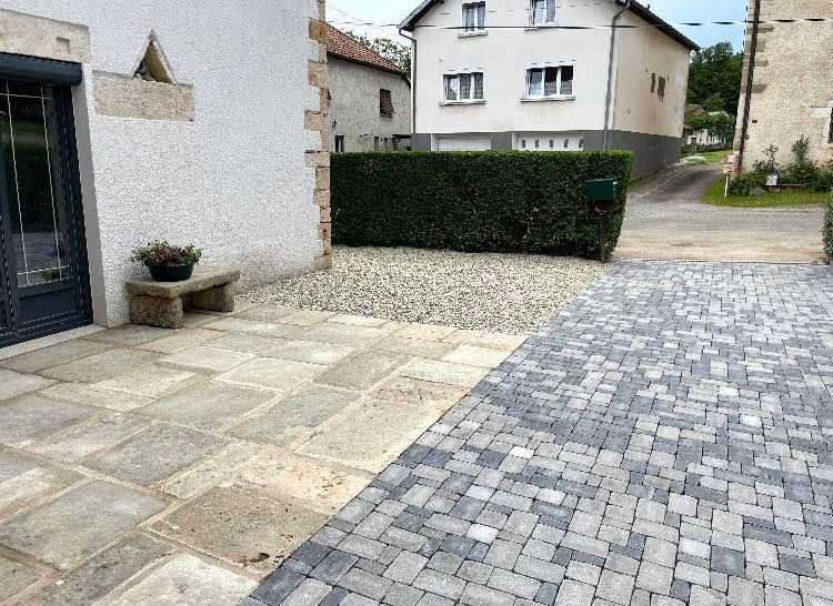 Allée en pavés gris