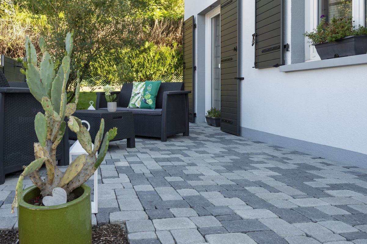 Sièges posés sur une terrasse de pavés.