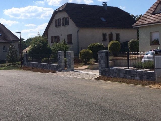 Clôture et portail d'une entrée de maison