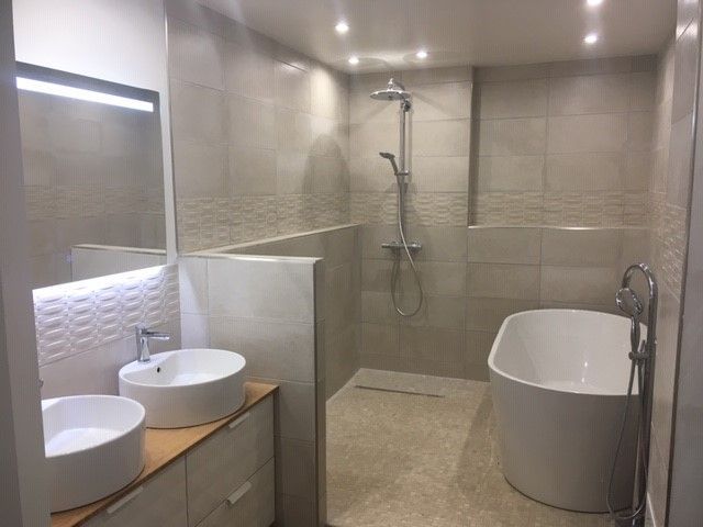 Salle de bains avec douche et baignoire