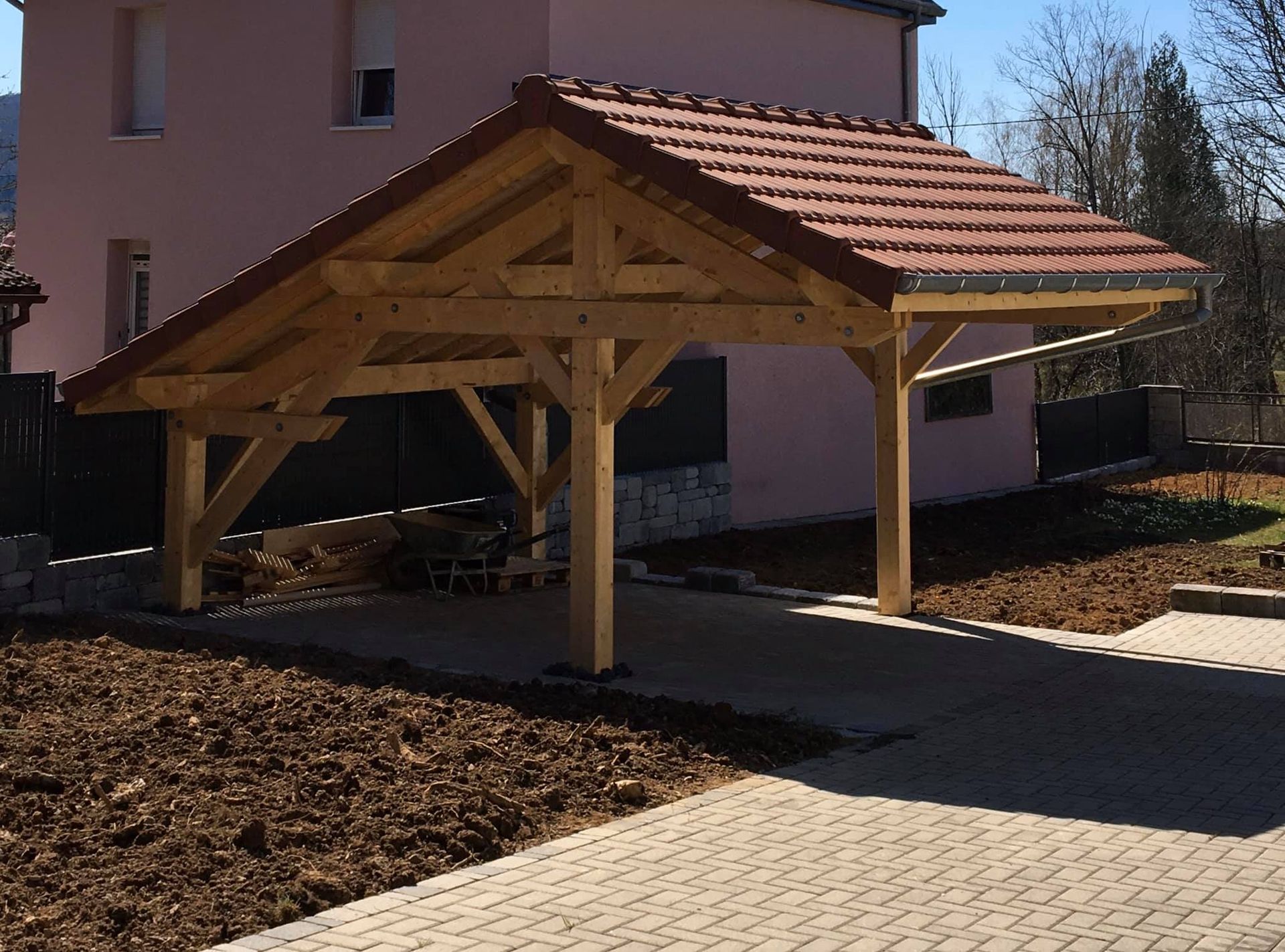 Carport à côté d'une maison 2