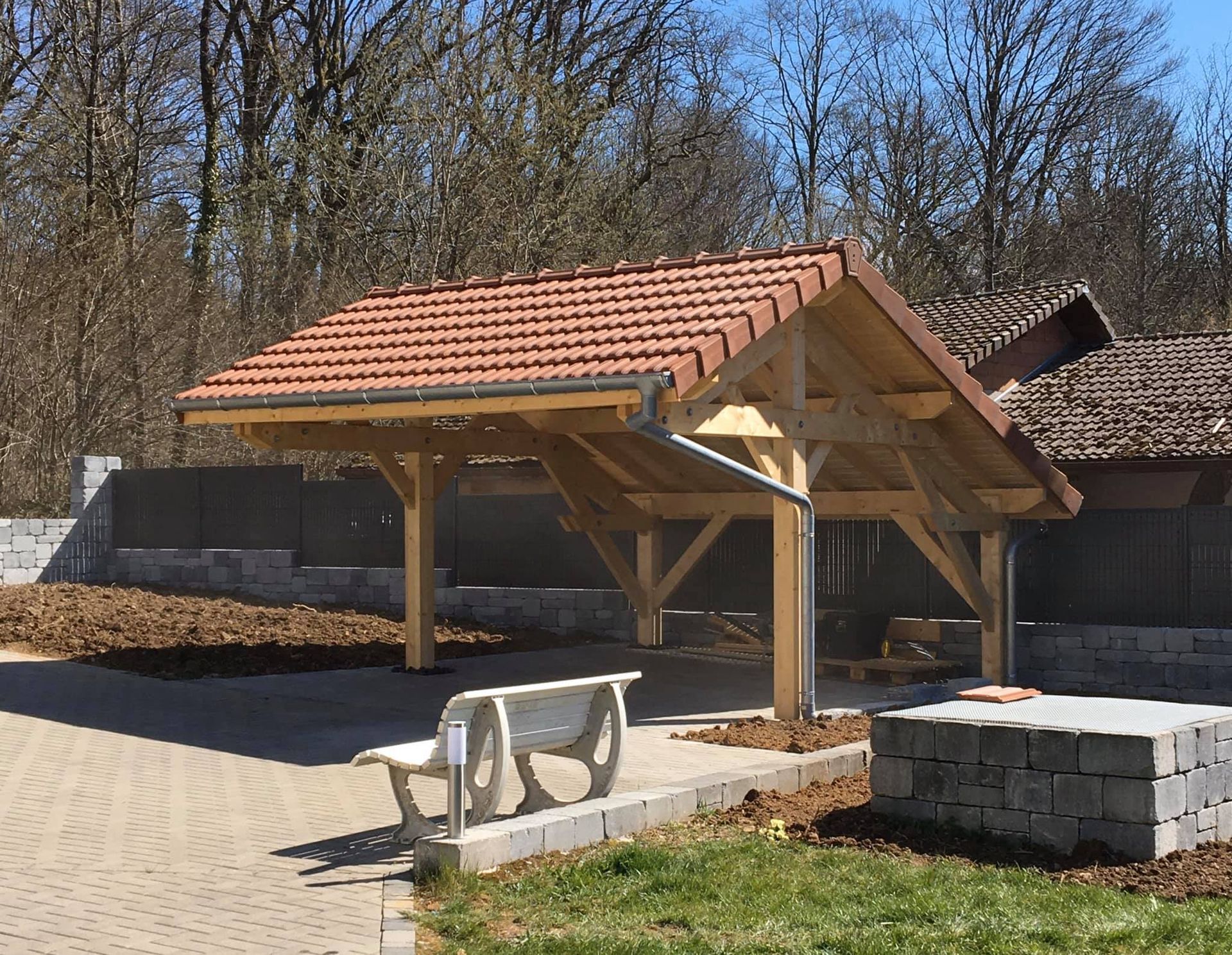 Carport à côté d'une maison