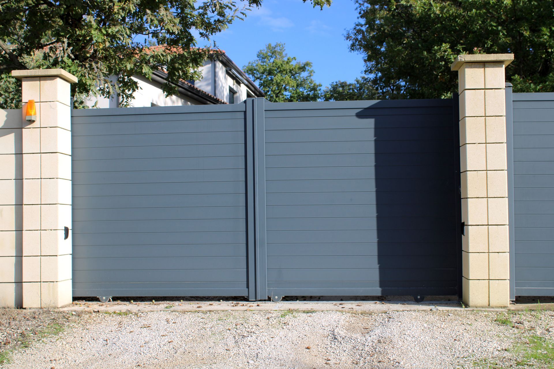 Portail coulissant fermé.