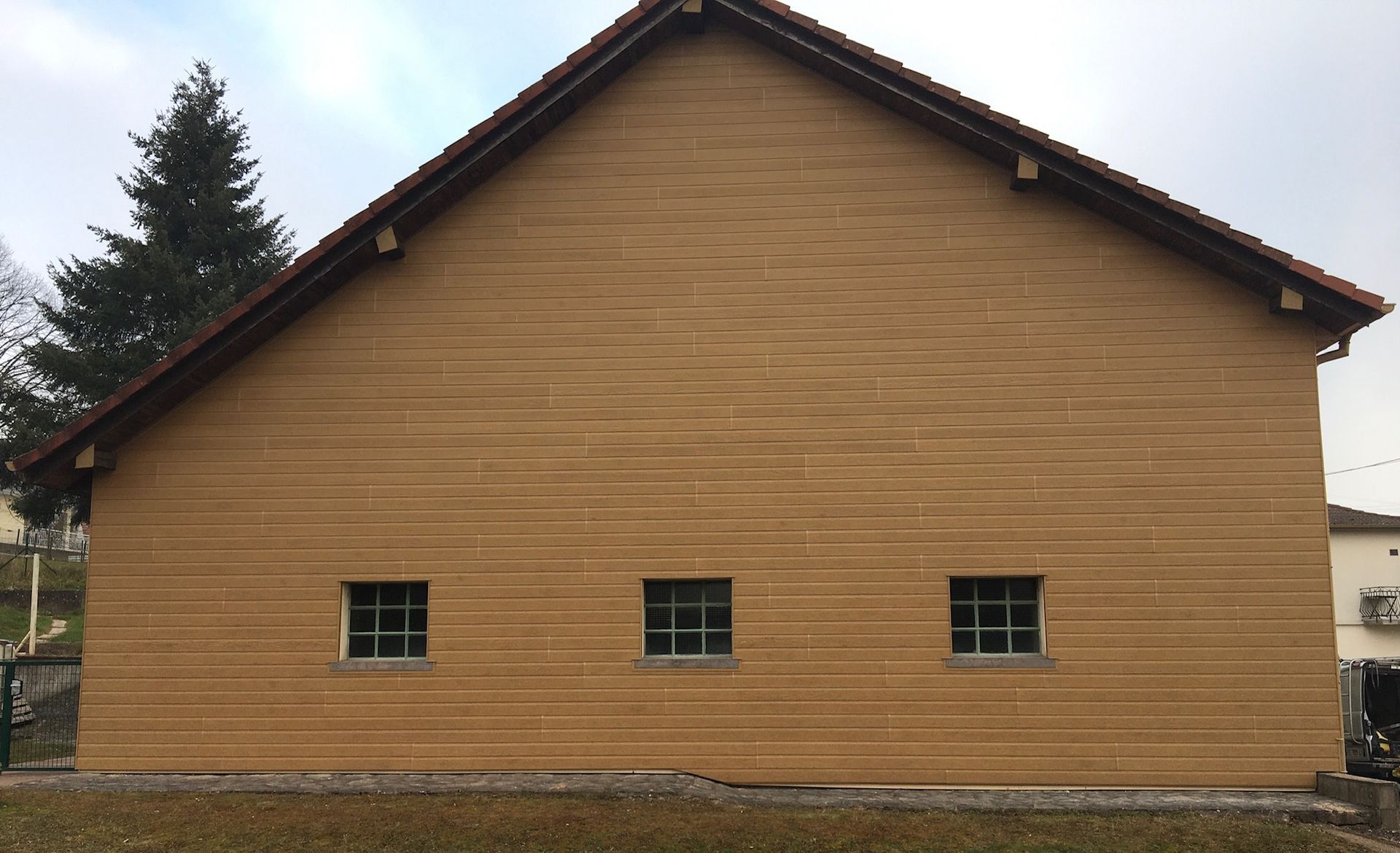 Habillage de façade marron