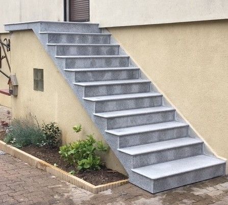 Escaliers le long d'une maison