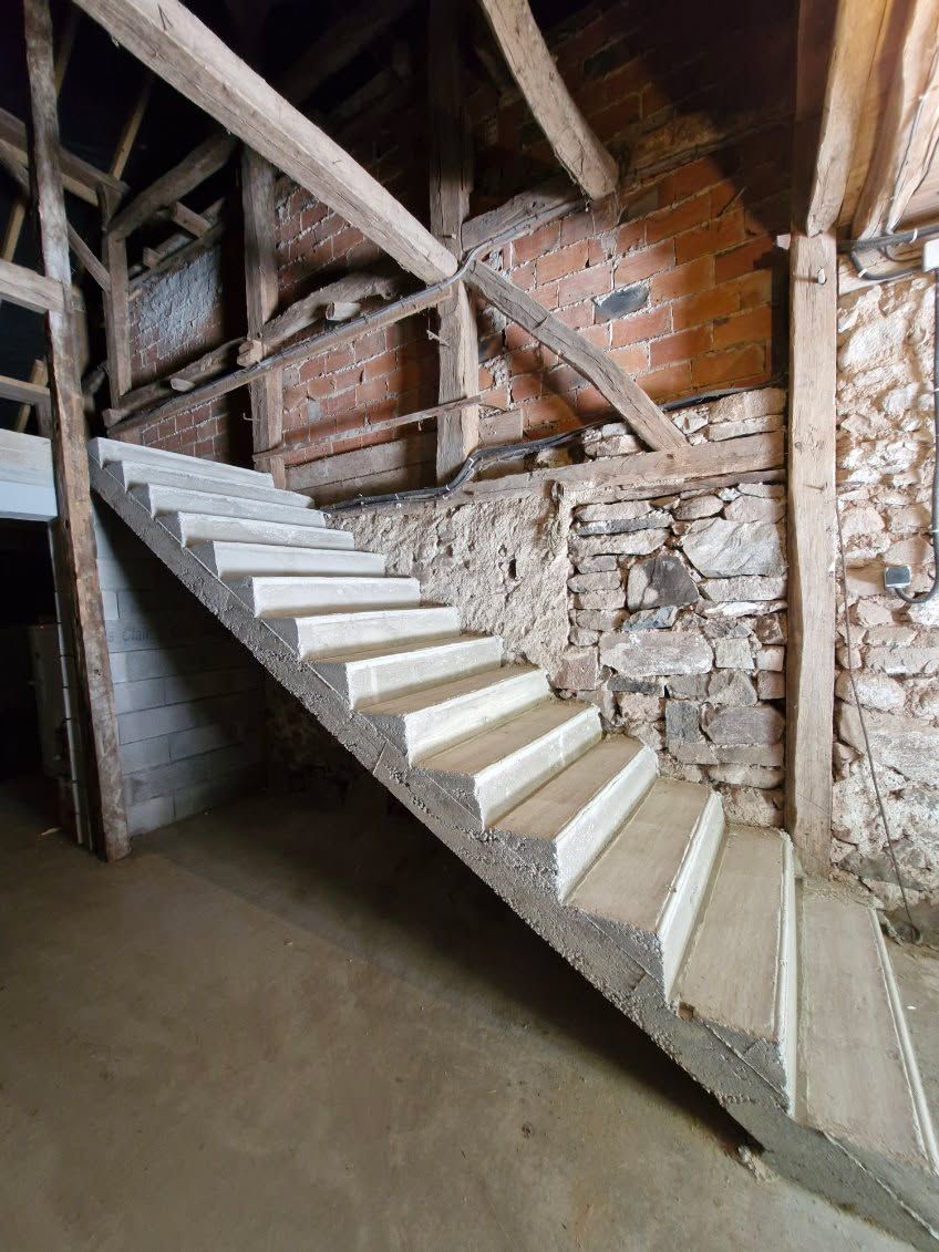 Terrasse en plaques de céramique devant une maison.