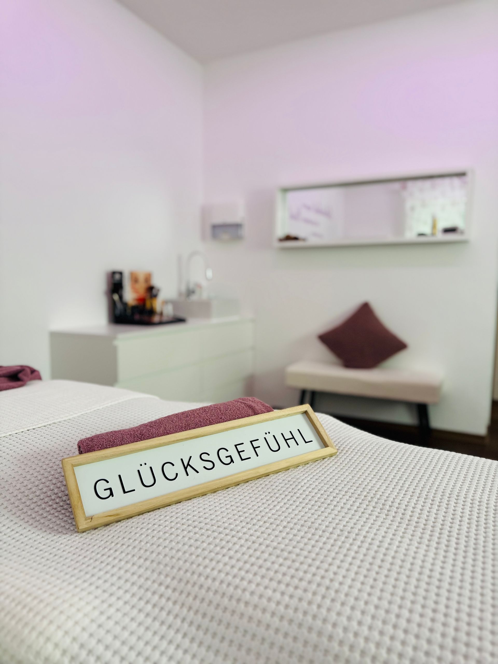 Ein Massageraum mit einem Schild mit der Aufschrift „Glücksgefühl“.
