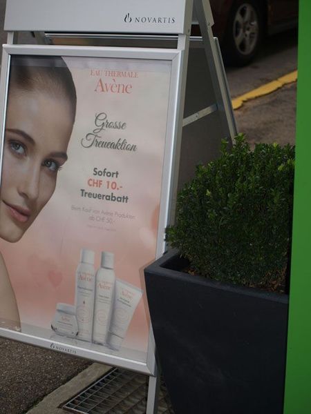 Aufsteller mit Frauengesicht für Avène-Hautpflegeprodukte. Bietet sofortigen Rabatt von CHF 10.