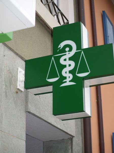 Grünes Apothekerkreuz mit weissem Äskulapstab.