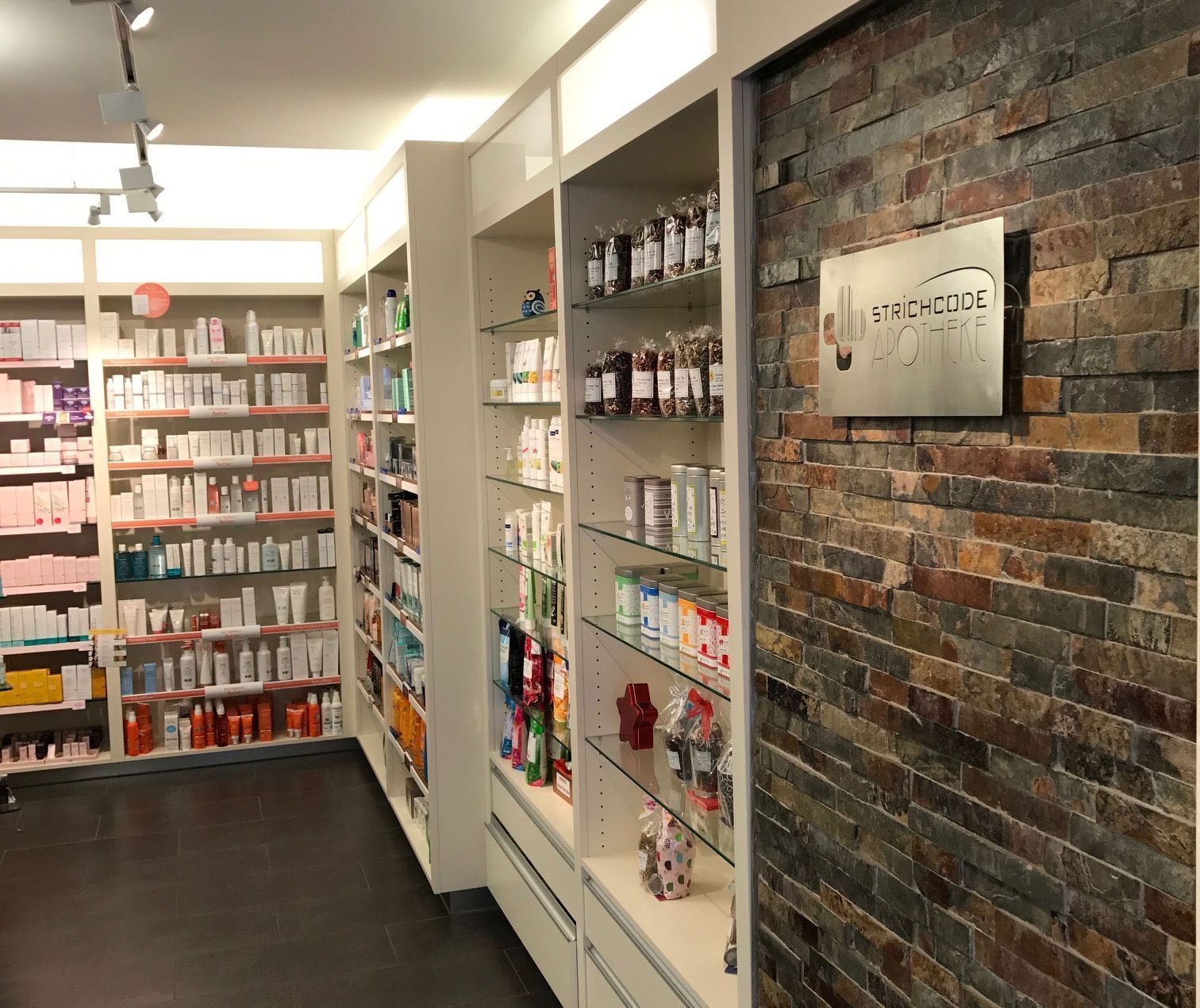 Apothekeninterieur mit Regalen voller Produkte, einer Backsteinwand als Akzent und einem Schild.