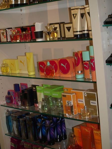 Regale voller verschiedener Parfums und Schönheitsprodukte in einem Einzelhandelsgeschäft.