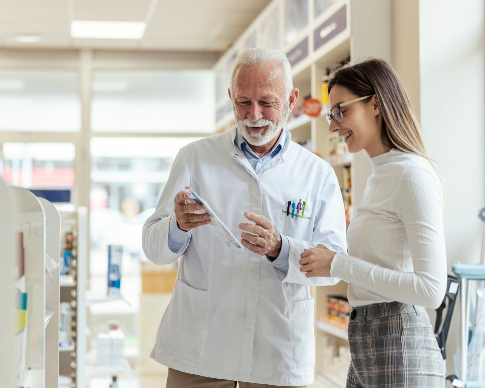 Pharmacien qui montre un kit pour TROD à une patiente