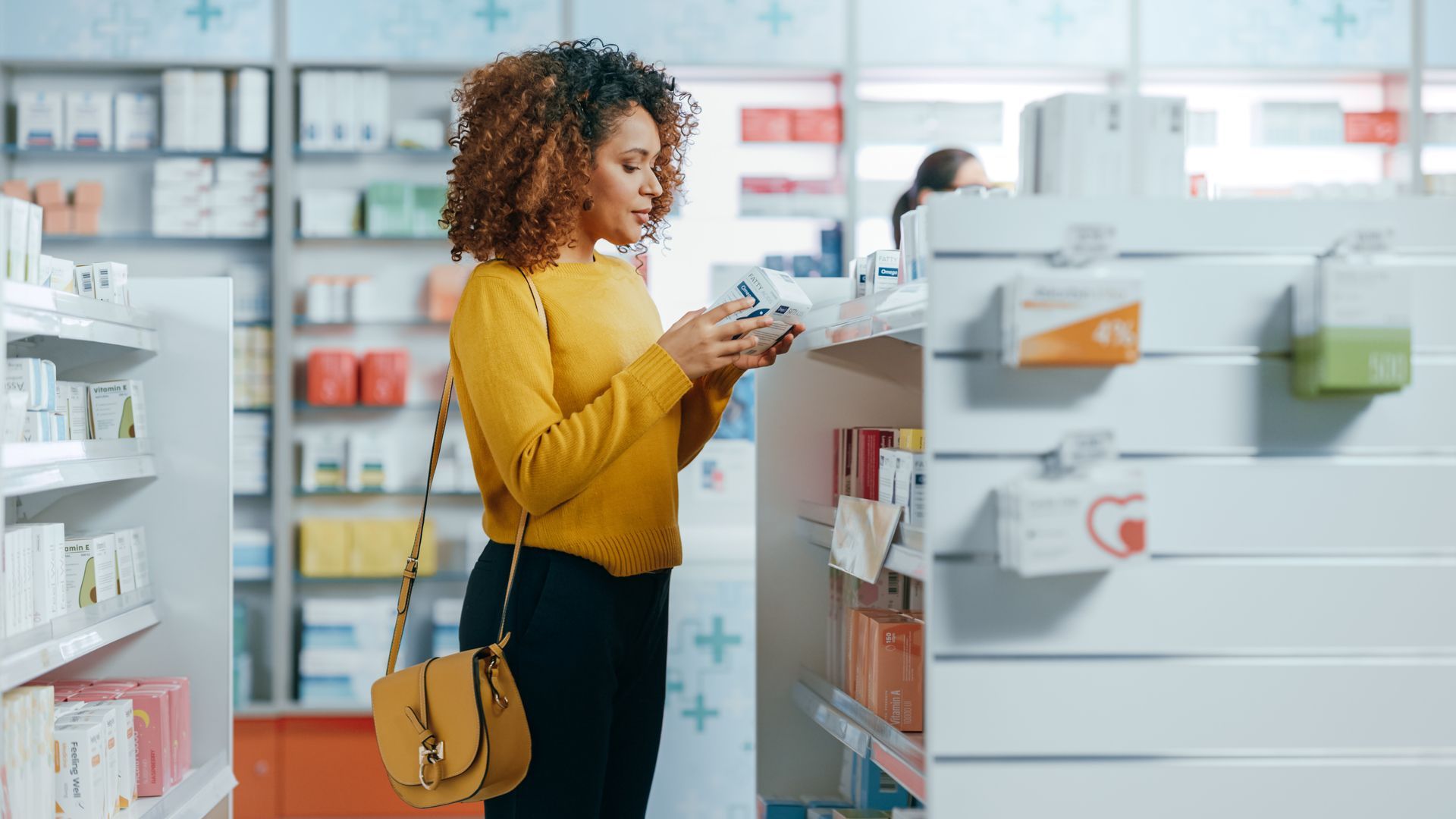 Femme tenant un produit de beauté dans une pharmacie