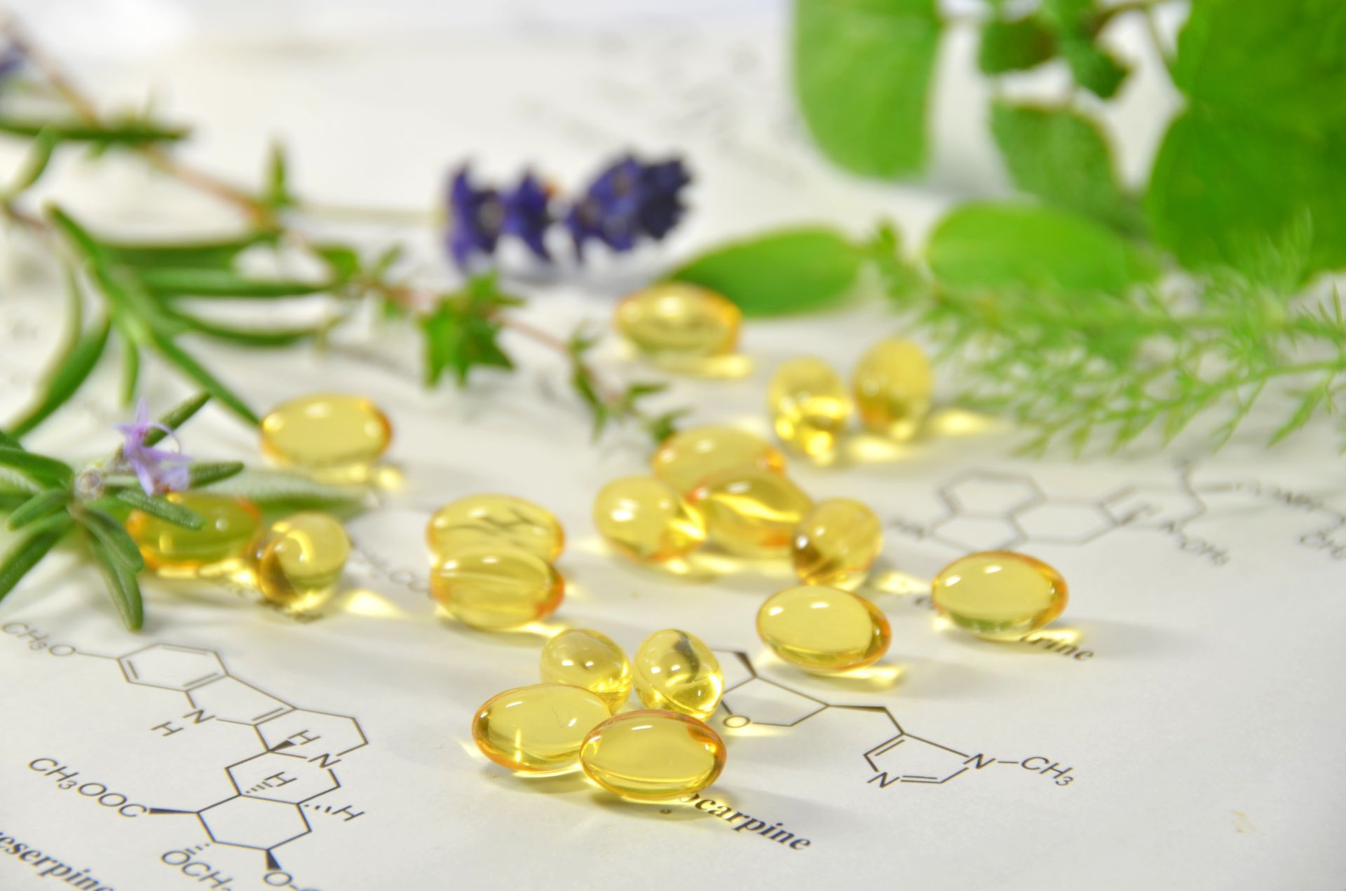 Gélules éparpillées sur une feuille avec des schémas de molécule