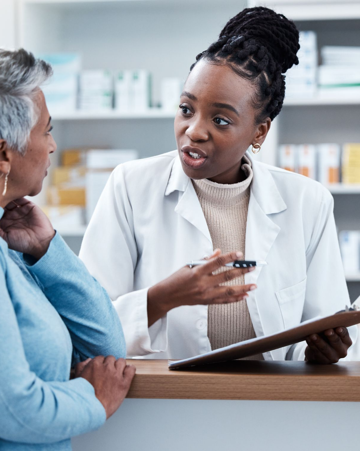Une pharmacienne explique les résultats de son TROD à une femme