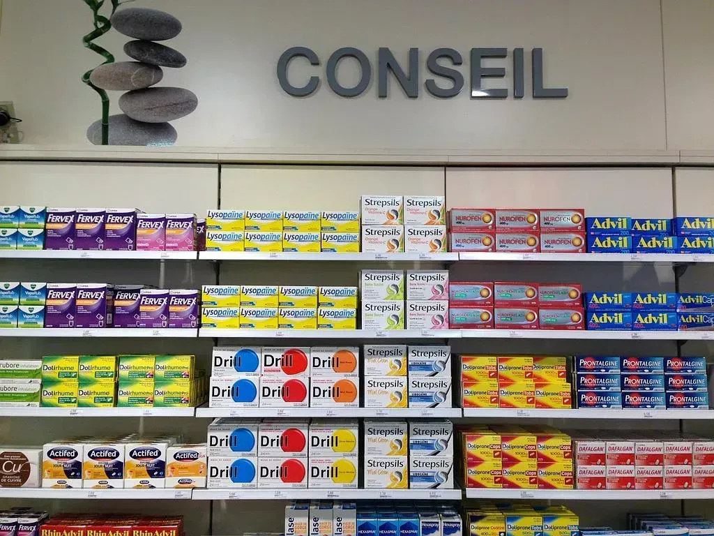 Rayon de la pharmacie avec des médicaments