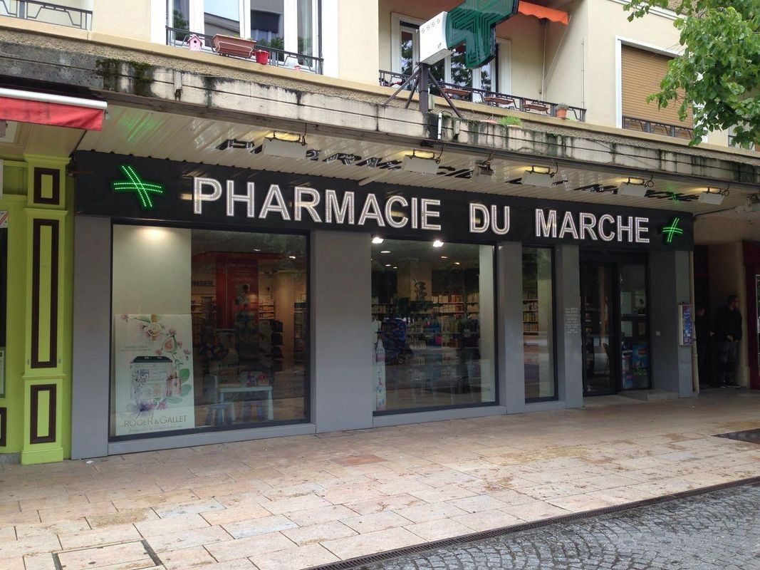 Devanture de la pharmacie vue de gauche