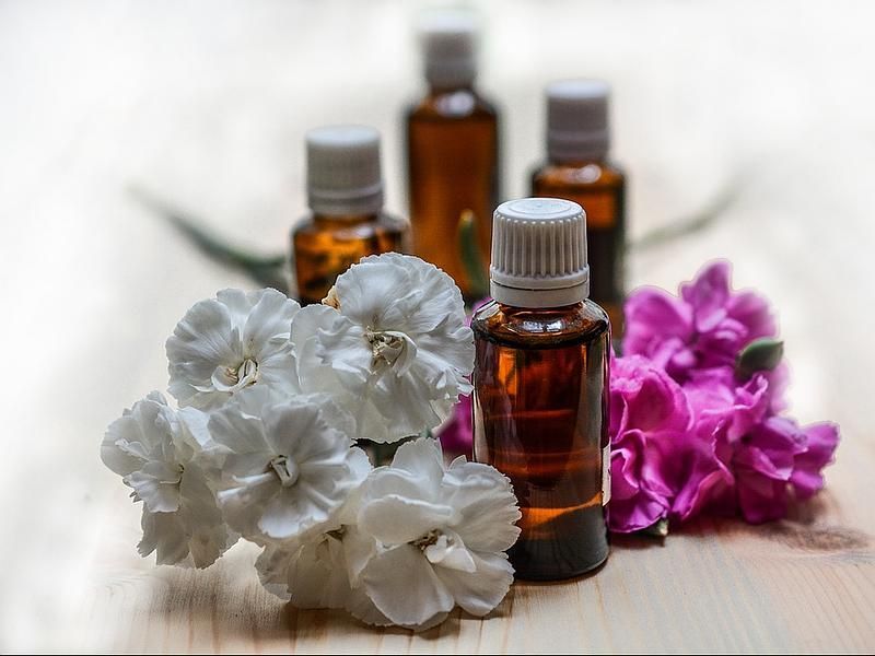 Fioles d'huiles essentielles et fleurs