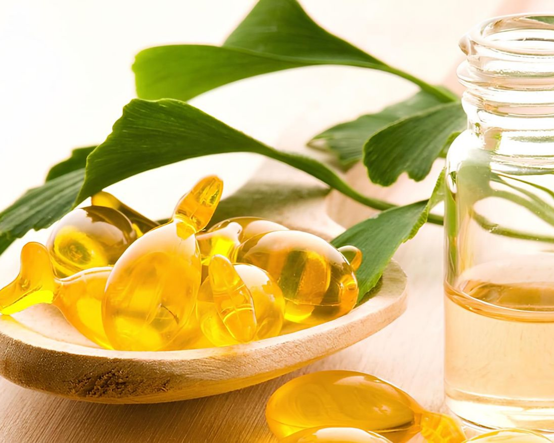 Gélules dans une cuiller en bois et fiole de phytothérapie