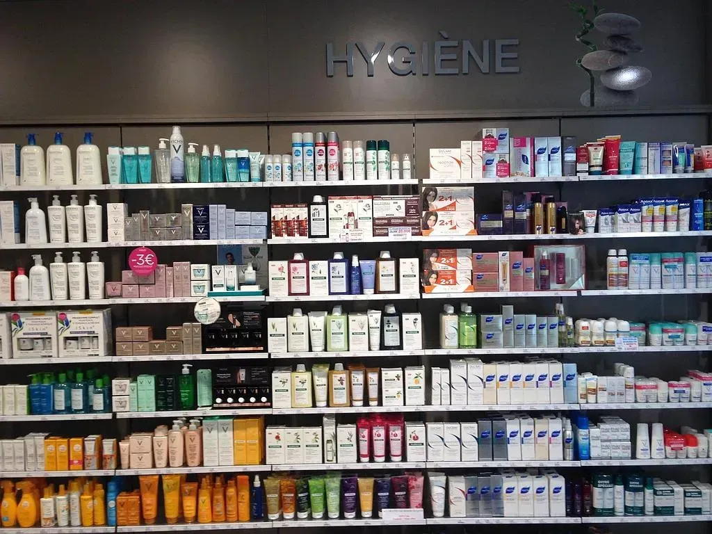 Étagères remplies de produits d'hygiène dans une pharmacie