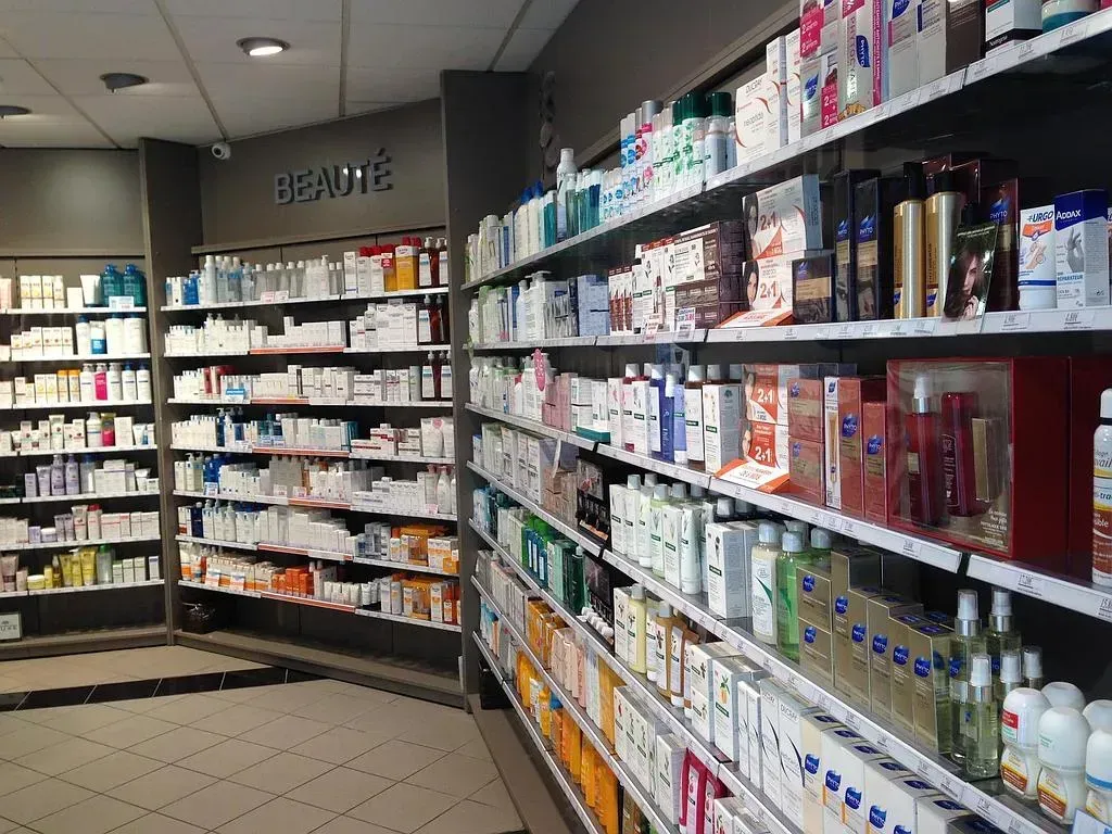 Étagères remplies d'articles de soins et de beauté dans une pharmacie