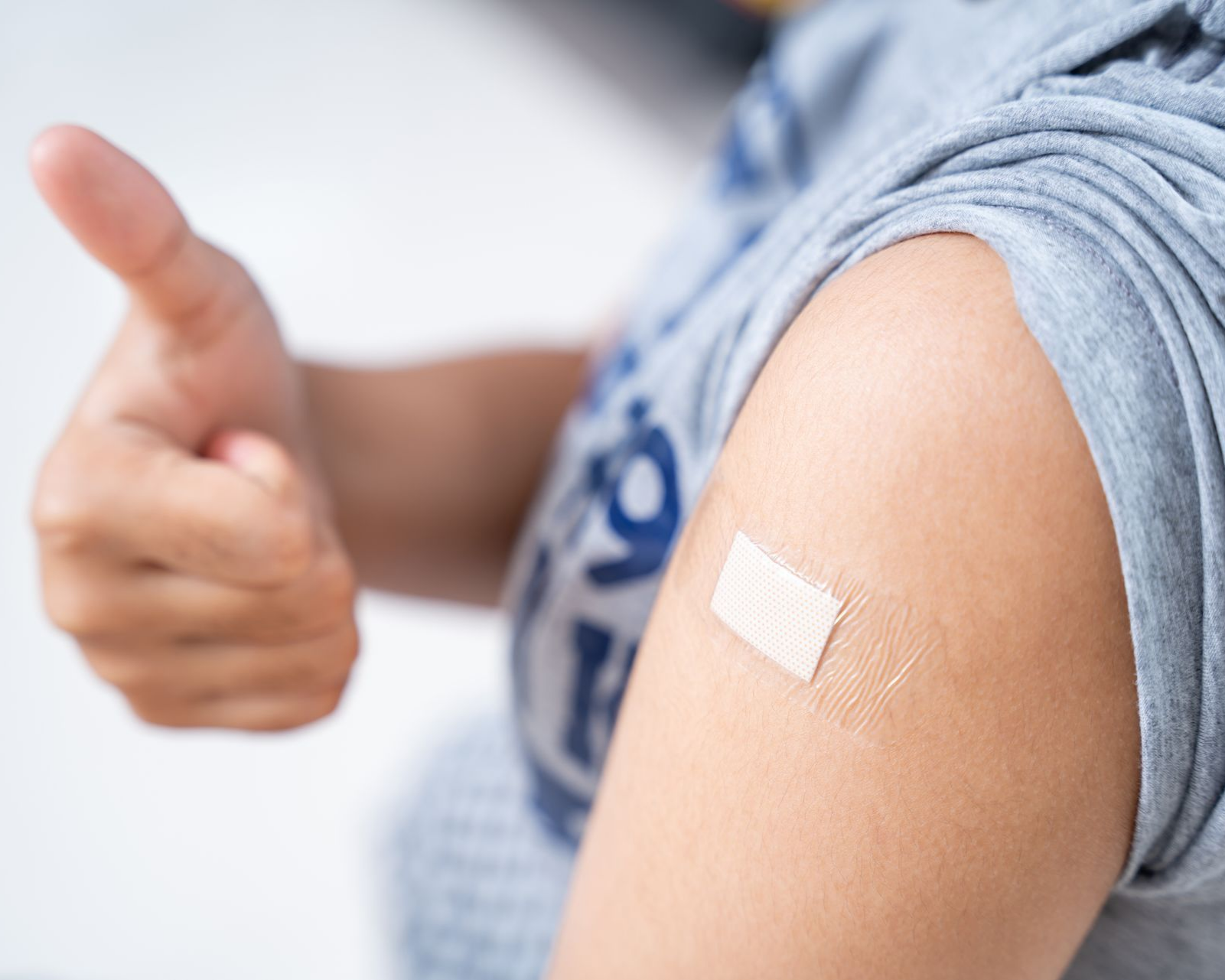 Gros plan sur l'épaule d'une jeune personne vaccinée