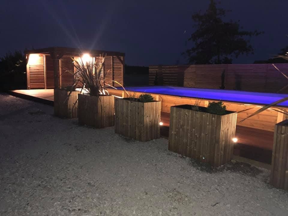 Coin terrasse et piscine de nuit éclairé