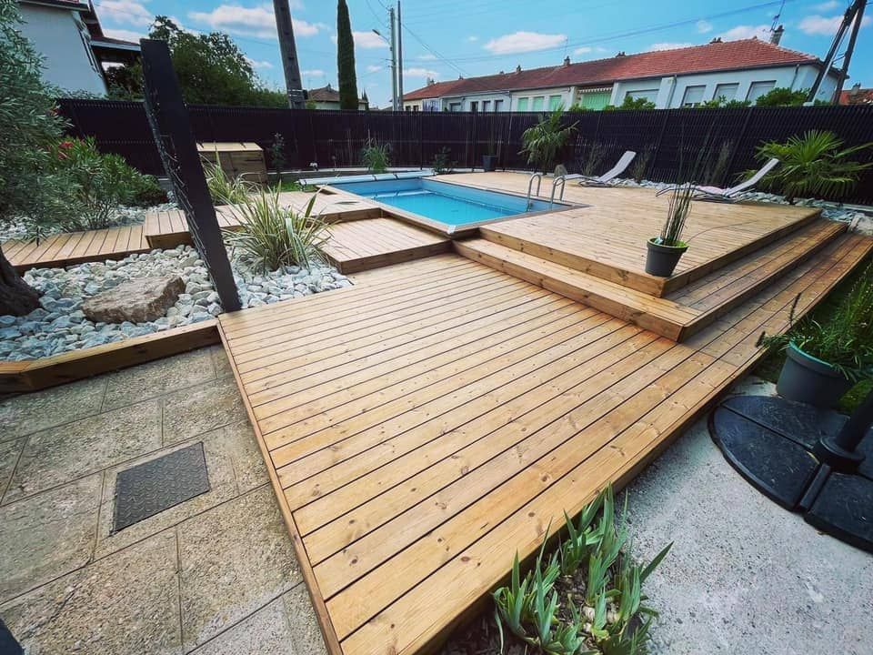 terrasse en bois tout autour d'une piscine