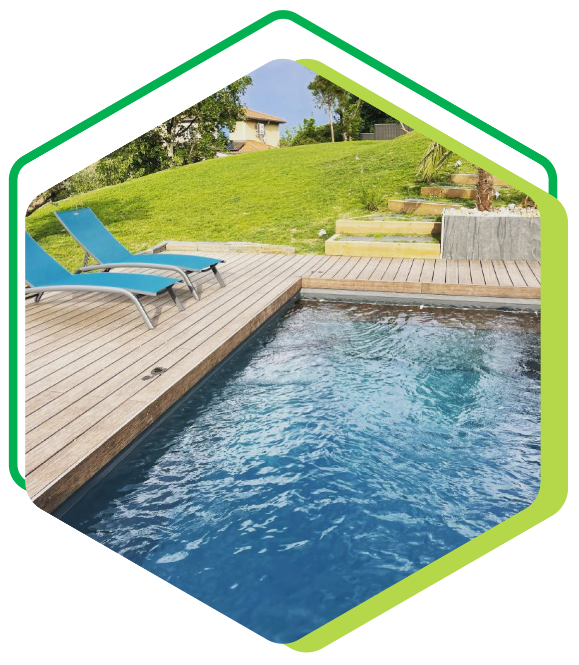 Deux transats au bord de l'eau d'une piscine