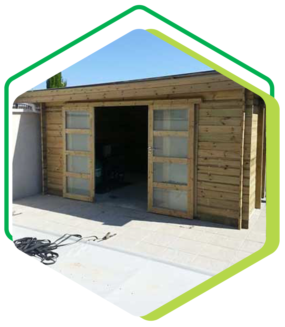 Portes ouverte d'un abris en bois