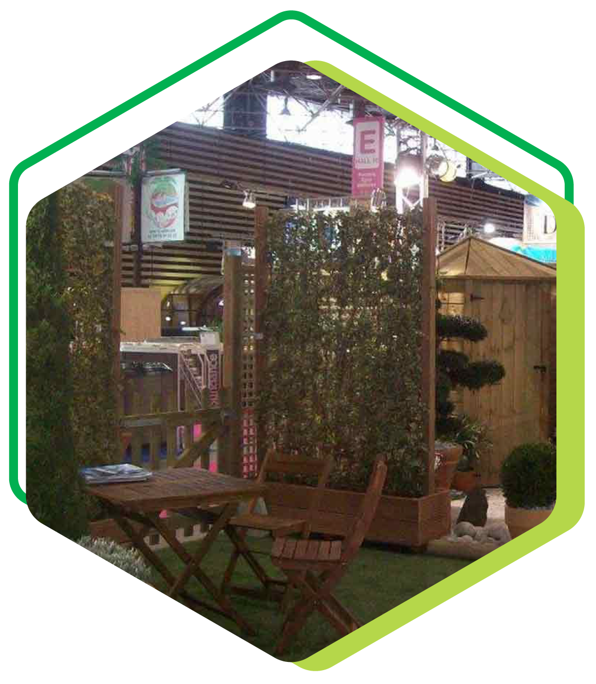 Exposition de murs végétaux avec table et chaise en bois