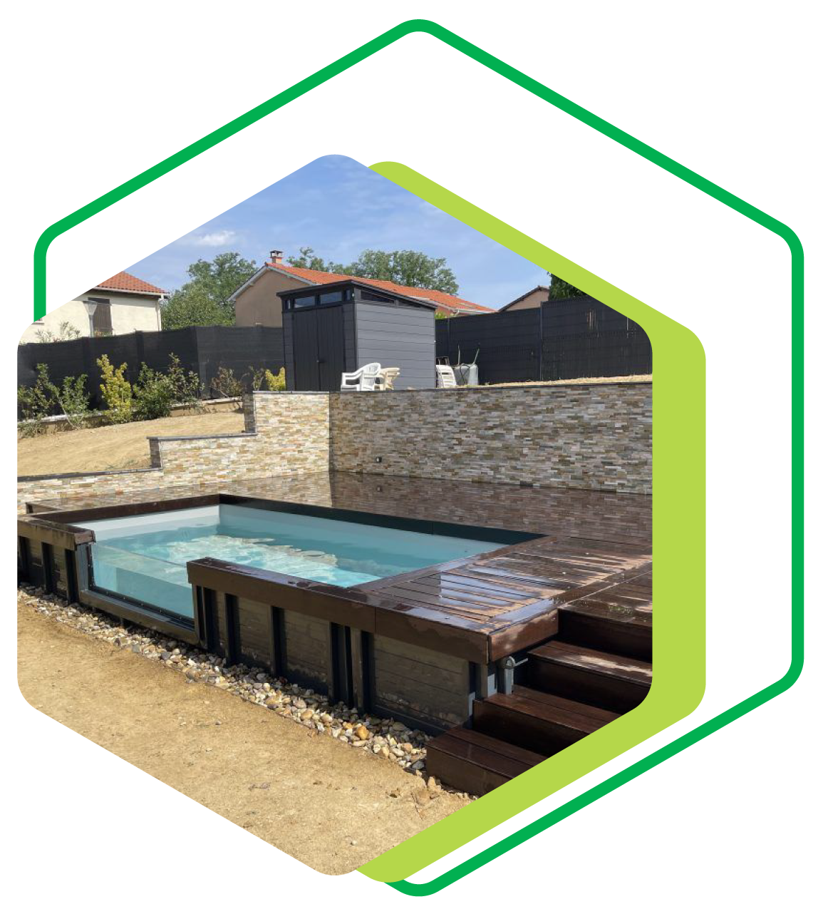 Piscine encastrée dans une terrasse en bois