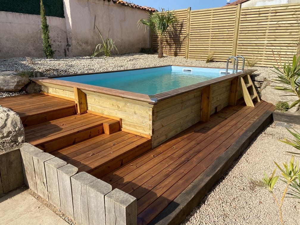 Escalier menant vers une piscine avec coffrage en bois 