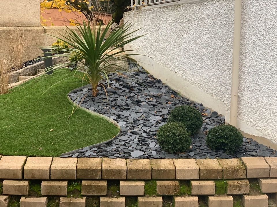 Aménagement paysager avec gazon et petits arbustes