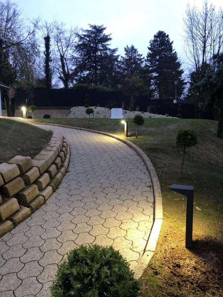 Allée en pierre tournant vers la gauche