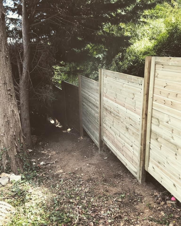 Palissade en bois sur une pente descendante