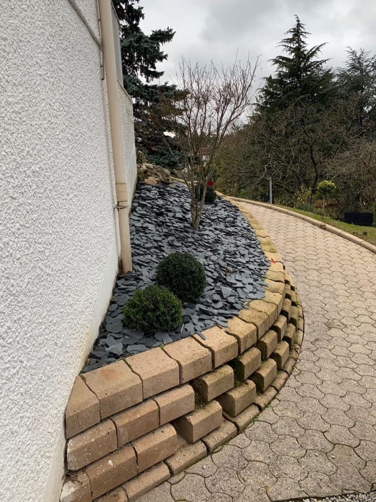 Coin en pierre pour plantation de forme arrondi