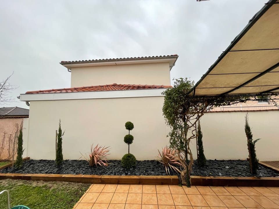 Parterre et paillage devant une habitation