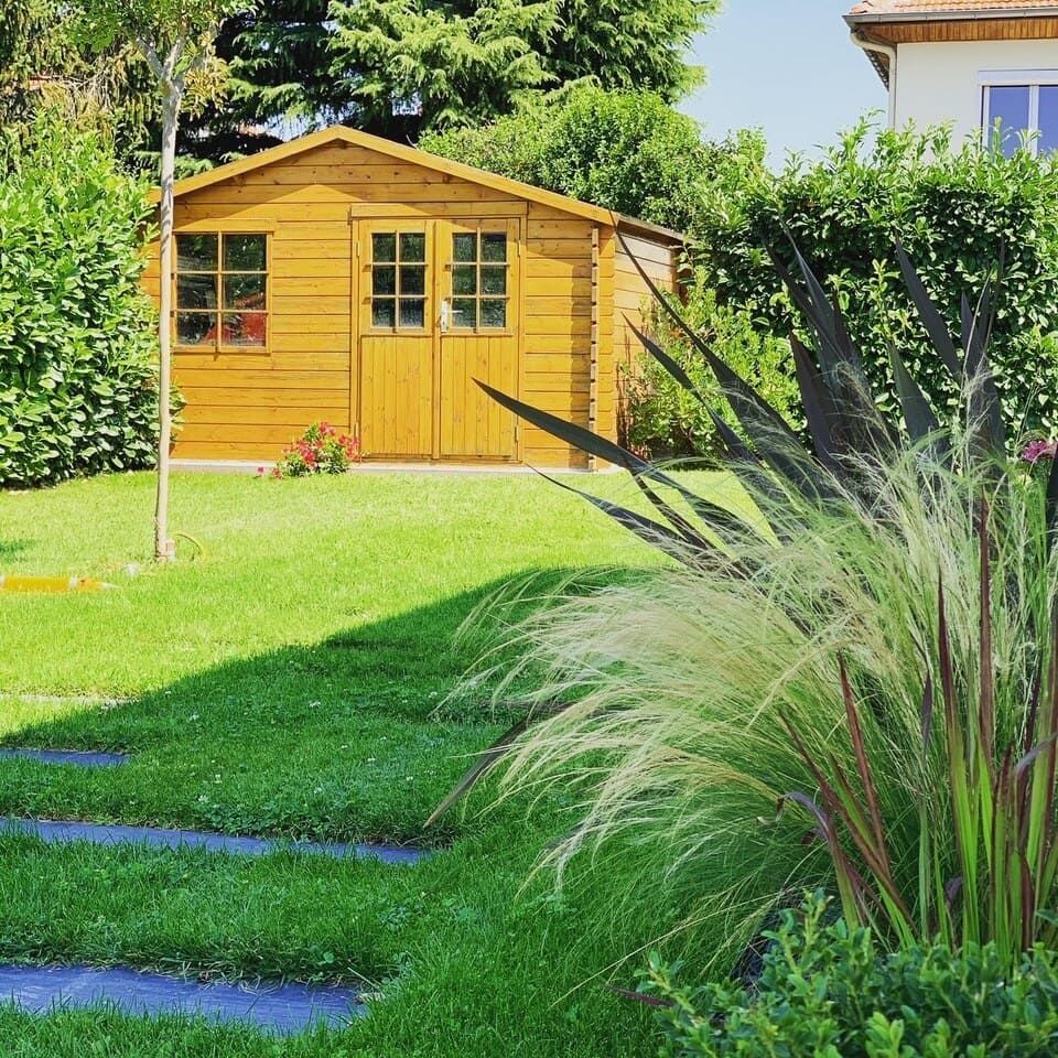 Abris de jardin au loin dans un jardin