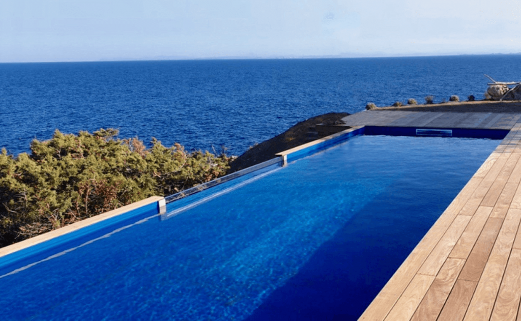 grande piscine avec vue sur le large