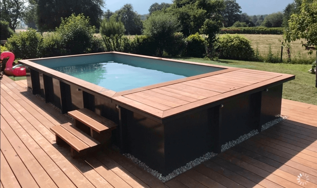 Piscine extérieur posée sur une terrasse en bois 2