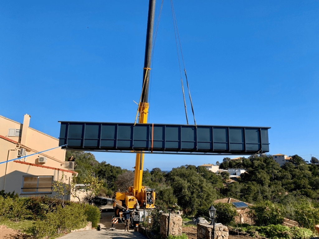 Une grue en train de soulever une piscine