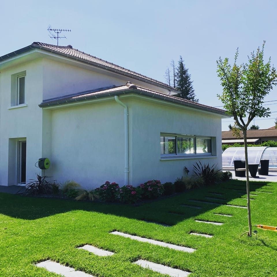 Maison blanche comportant une extension côté droit