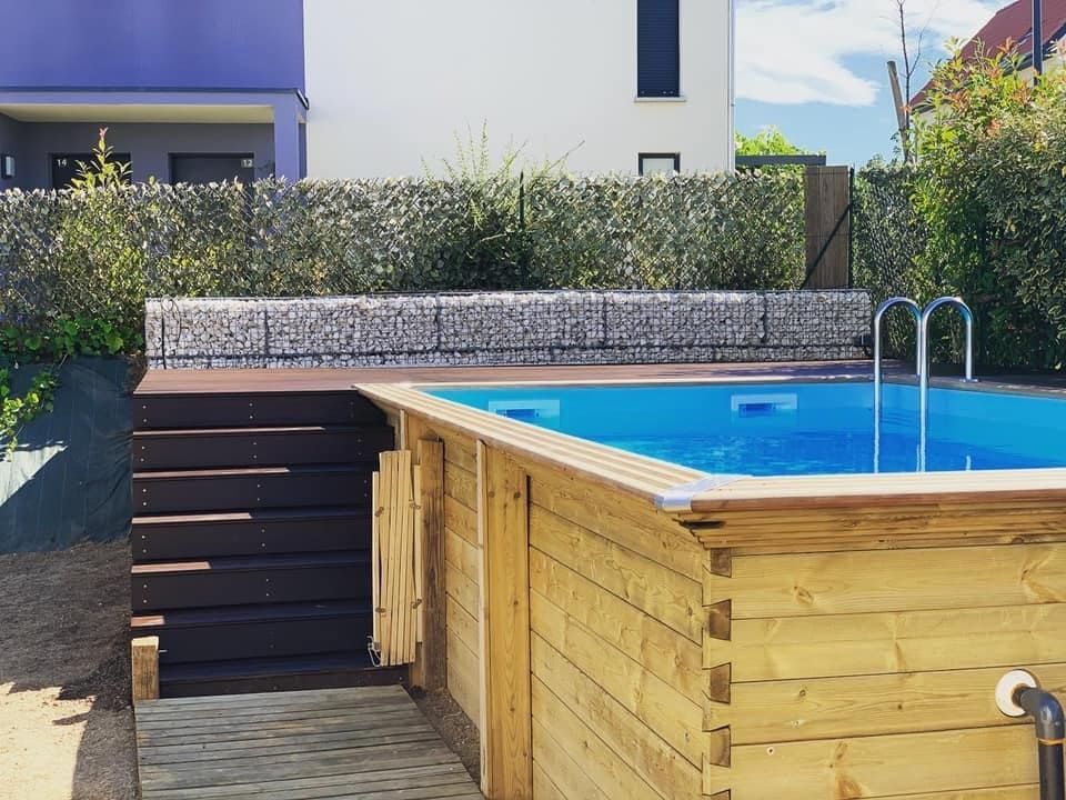 Piscine au coffrage en bois et son escalier d'accès